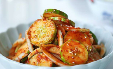 시원하고 새콤하게 무친 오이무침 완성 모습