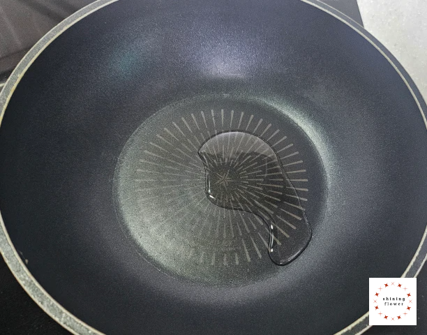 어묵볶음-웍에 식용유 두르기