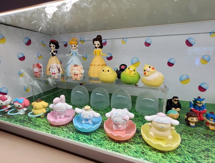 가챠샵에 전시된 캐릭터들