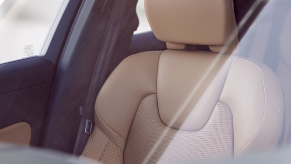 2025 볼보 XC60 하이브리드 연비와 성능의 완벽한 조화