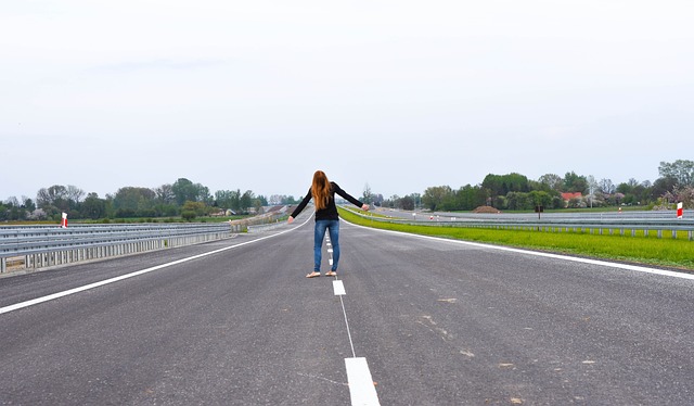 실패를 농담으로 바꾸며 살아남은 방법