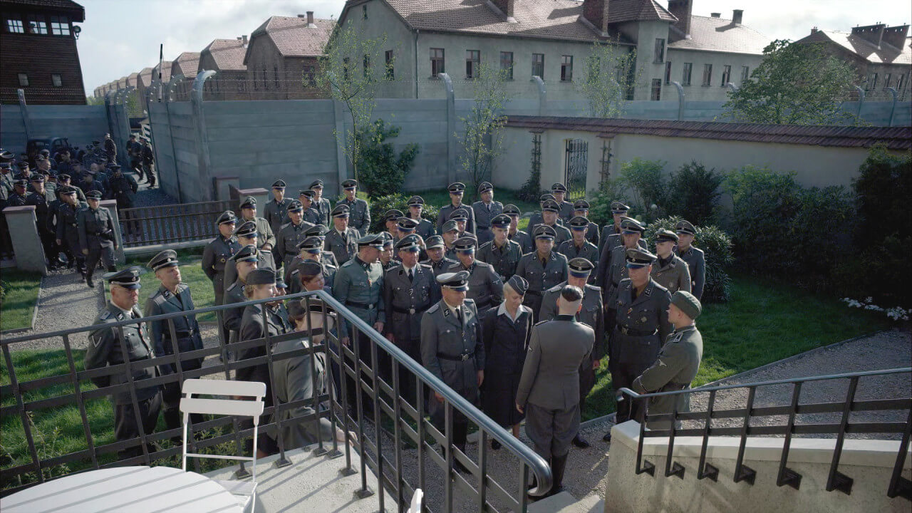 영화 속 루돌프 생일에 자신의 부하 직원들이 그를 축하해주러 집에 찾아온 모습 속에서 보여지는 그의 권력