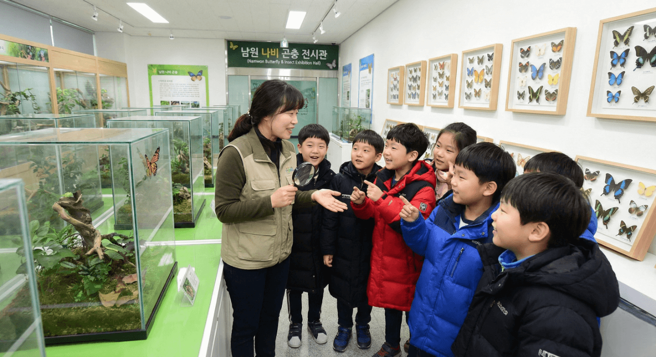 "남원 지리산 허브밸리 곤충전시관에서 나비를 관찰하는 어린이와 선생님"