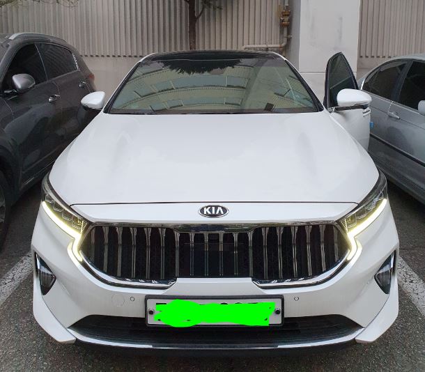 자동차 주간등 켜진모습