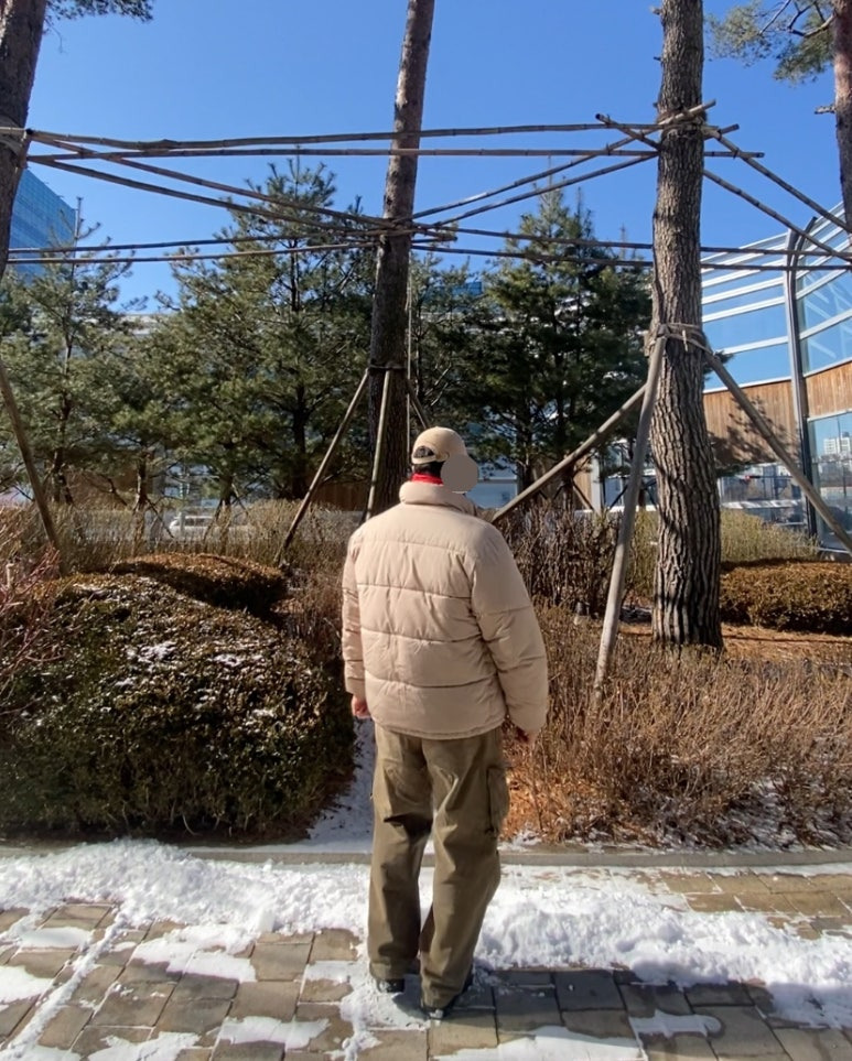 데일리룩('26.1.24.)랭글러 빈티지 로고 볼캡, 바스틱 숏패딩 점퍼, 리끌로우 무지 레드 머플러, 어썸스튜디오 하운드투스 모크넥 니트, 프리즘웍스 카고팬츠, 블런드스톤 585