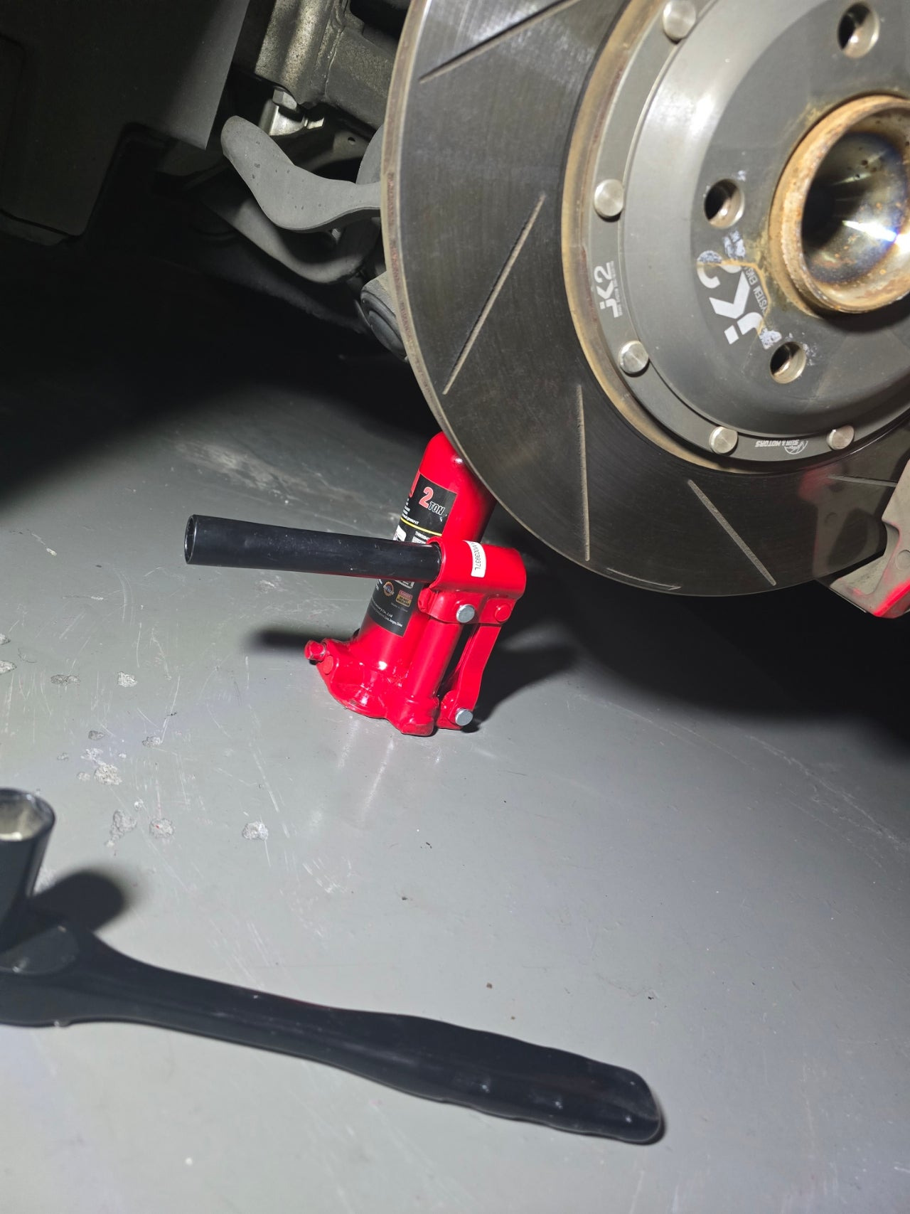 공차 상태 구현을 위해 너클 하단에 작키를 받쳐 지상고를 맞추는 과정