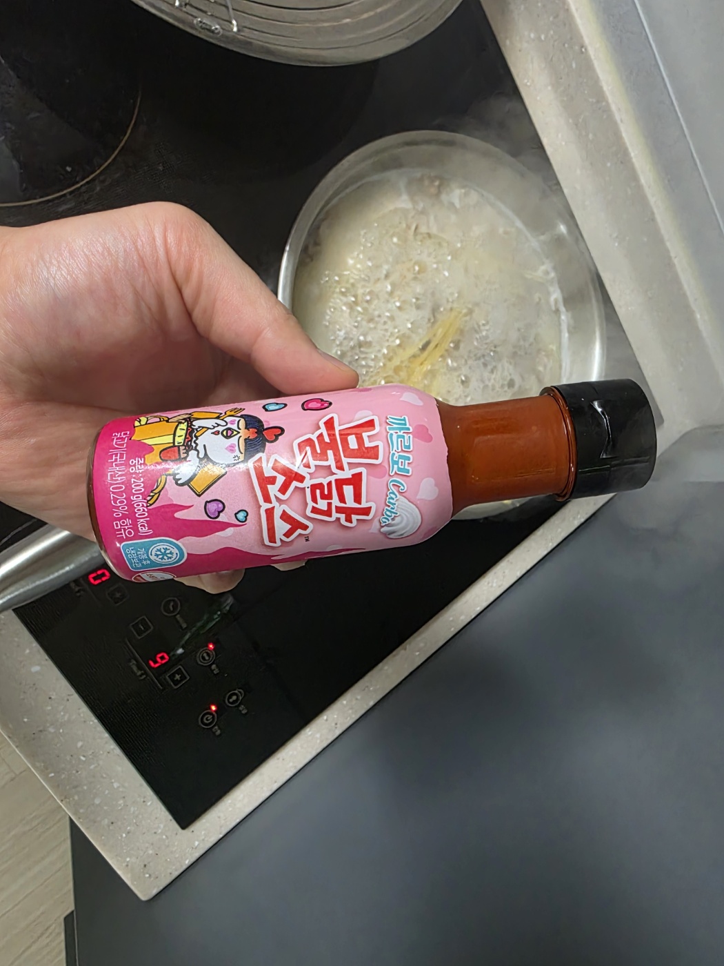 까르보불닭소스를 넣는 장면