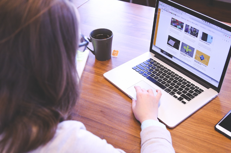 인터넷 부업하는 주부 사진