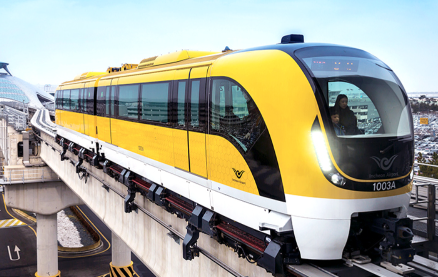 이 사진은 우리나라의 인천에 들어서는 자기부상 열차의 모습입니다