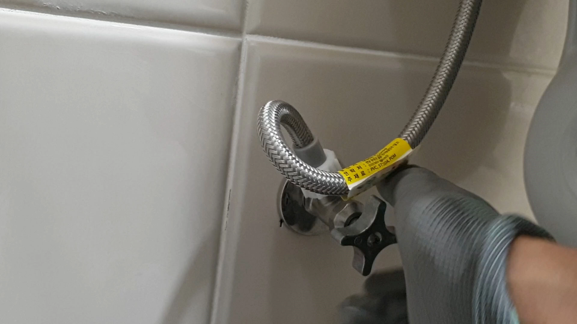 물탱크 급수 밸브 잠그는 모습