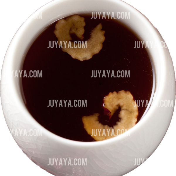 얇게 썰어 넣은 생강 조각이 둥둥 떠 있는 대추차의 클로즈업. 면역력 향상과 건강 음료의 상징적인 이미지.