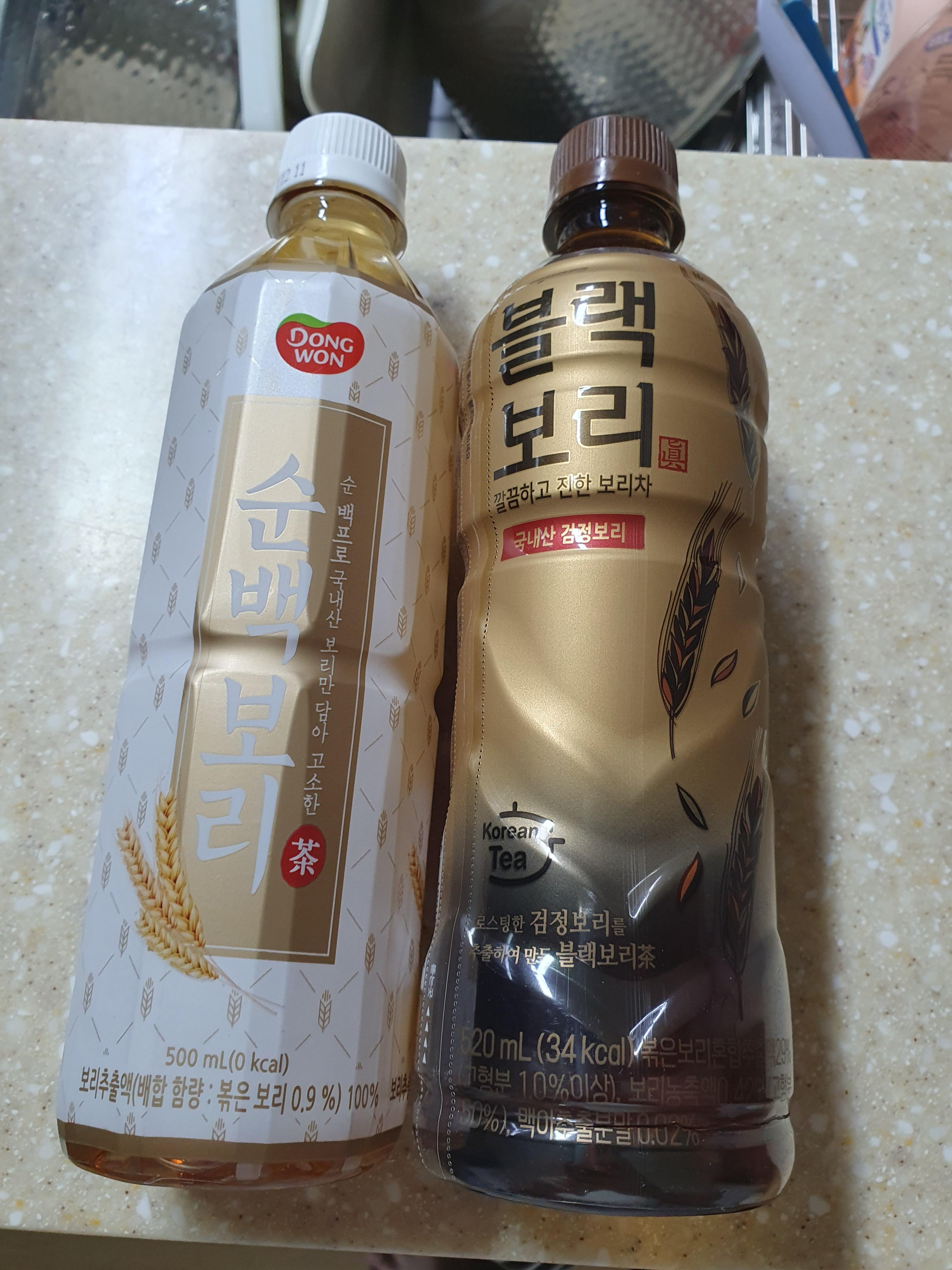 하이트진로의 블랙보리 520ml와 동원 순백보리 500ml 블랙보리가 조금더 들어가 있어서 좀더 크다.