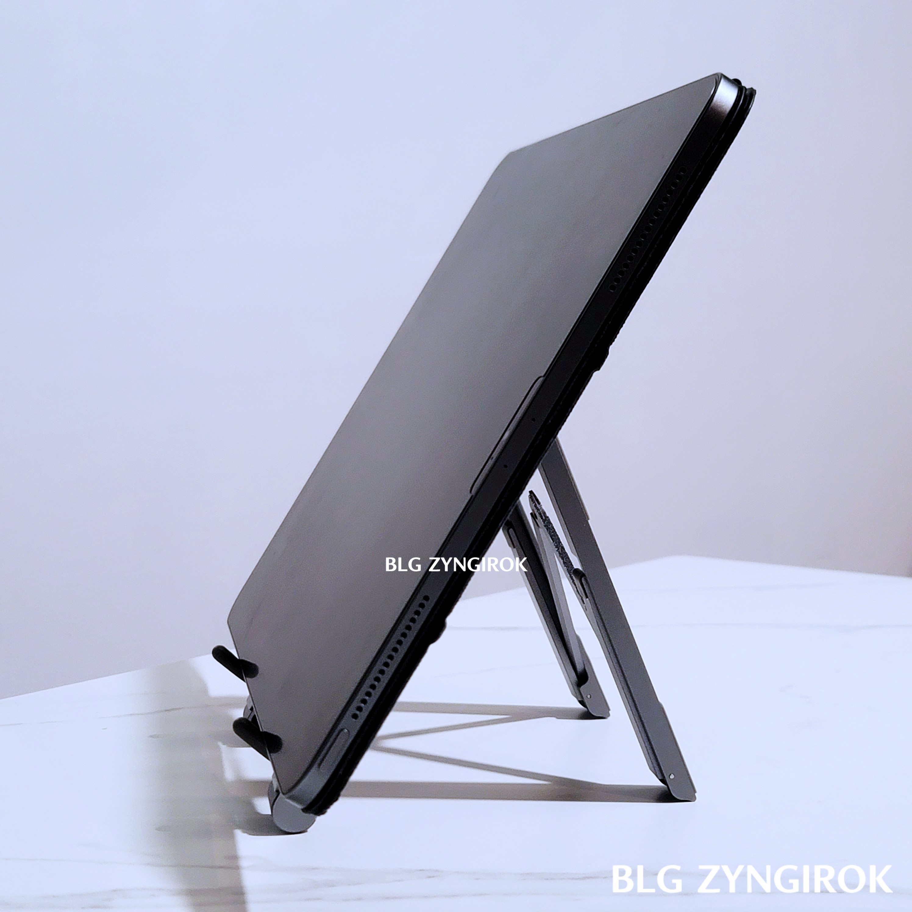 무아스 초경량 휴대용 다목적 노트북 거치대 아이패드 12.9를 거치한 모습이다.