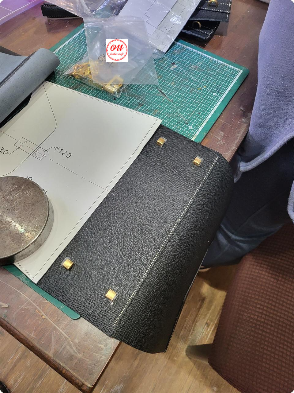 패턴에 본판을 맞춰 보고 있어요