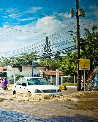 밀려드는 물에 갇힌 승용차의 모습