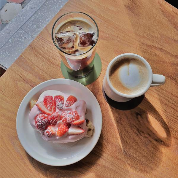 위에서-찍은-커피와-크로플