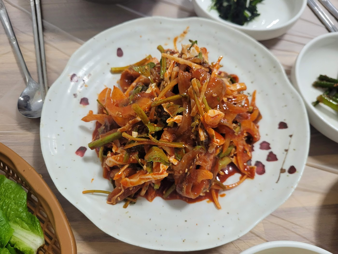 초고추장과 막걸리 식초로 버무려져 있는 멸치회무침