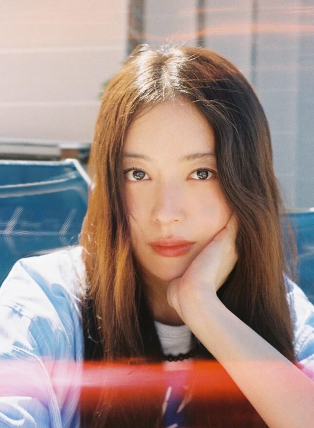 손을턱에받치고있는-긴머리여성의모습