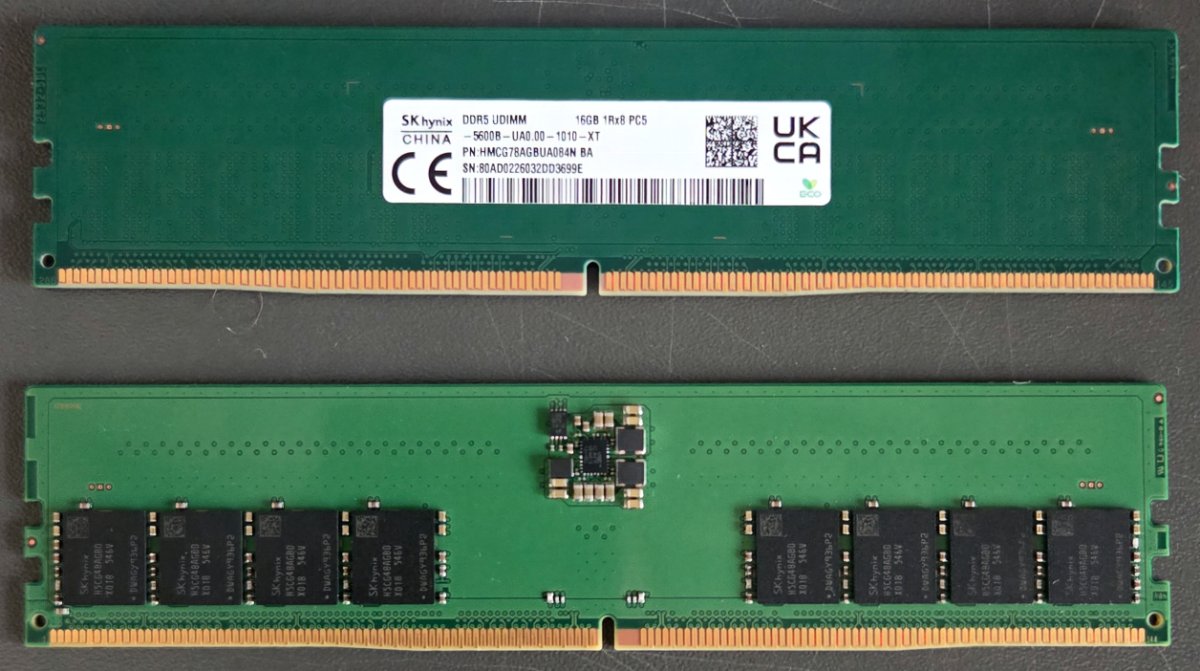 SK하이닉스 16GB DDR5-5600 UDIMM 모듈 앞뒷면