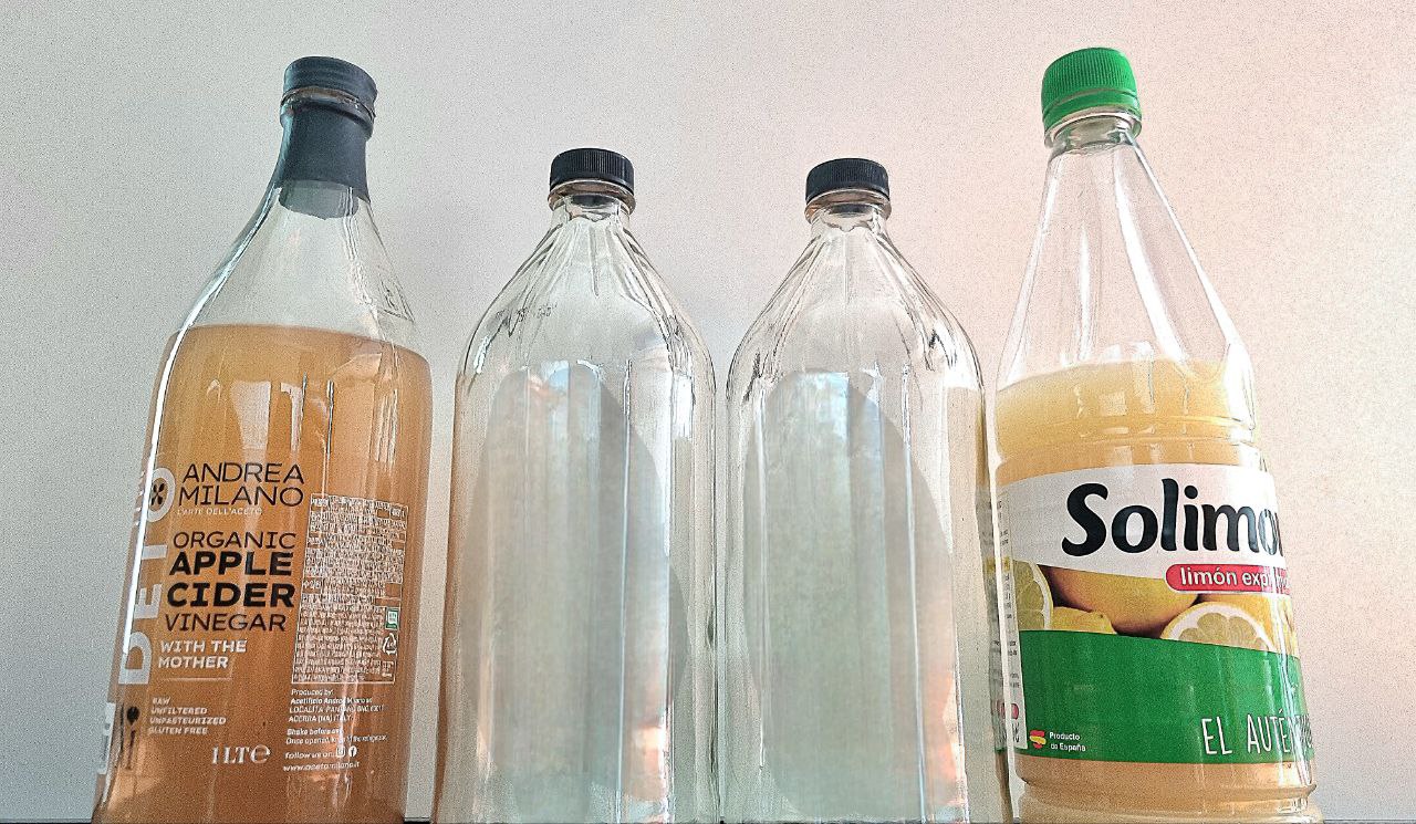 애플 사이다 비니거(Apple Cider Vinegar, ACV)와 레몬즙 사진