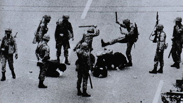 계엄군이 도심에서 시민을 무자비하게 구타하는 5·18 광주민주화운동 당시 사진