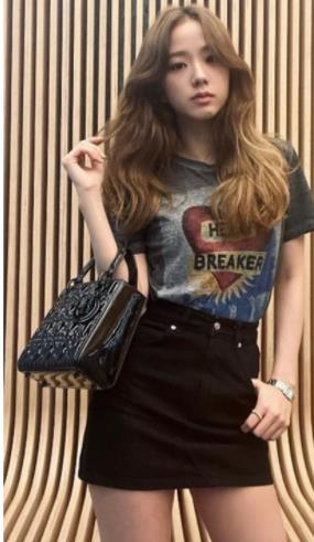 지수-디올-티셔츠