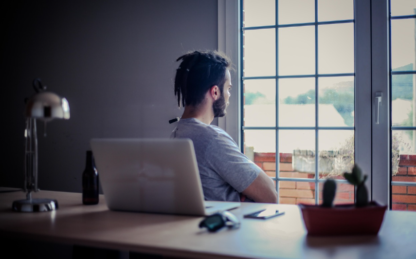 책상 노트북 남성 이미지