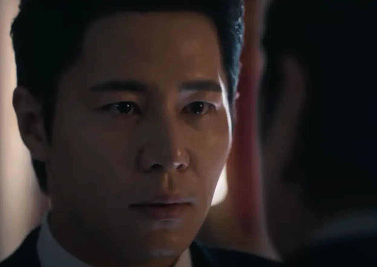 어두운 실내 이규형이 진지하게 얘기하는 모습