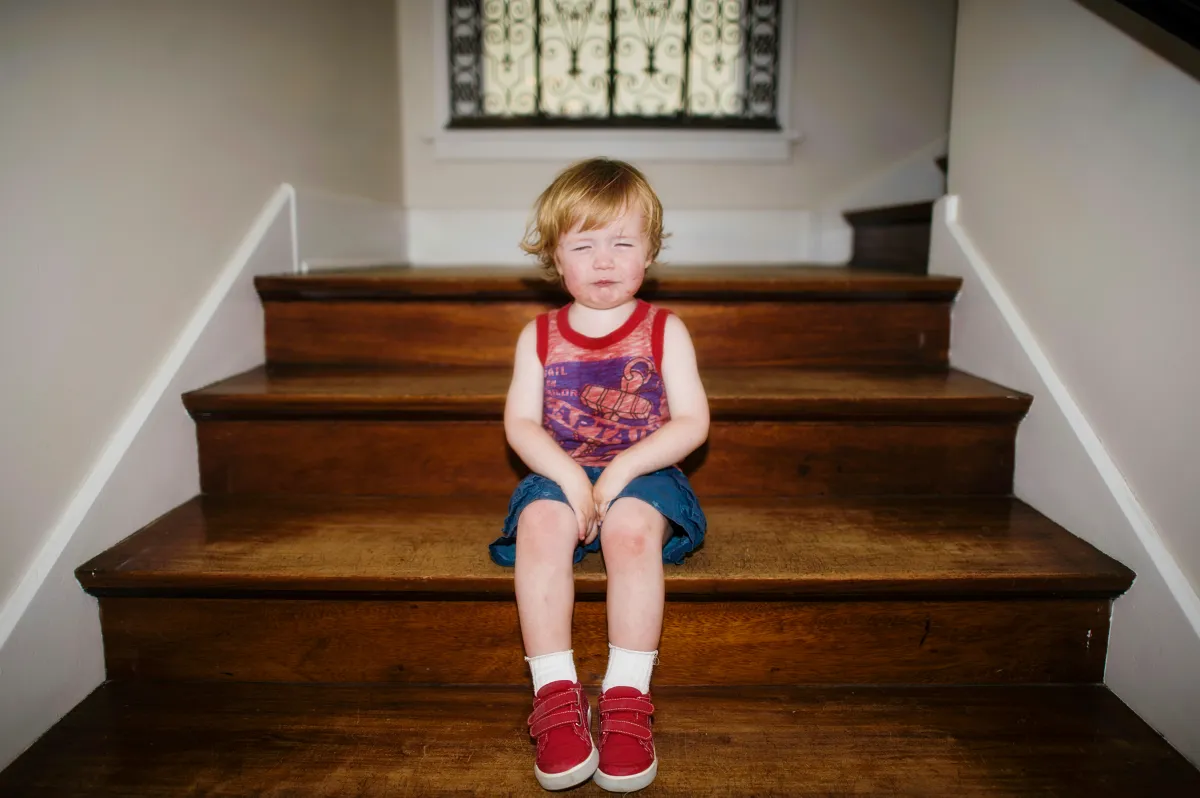 계단에-앉아-우는-아이