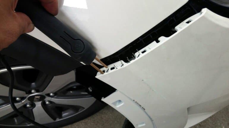 자동차 범퍼 브라켓 파손