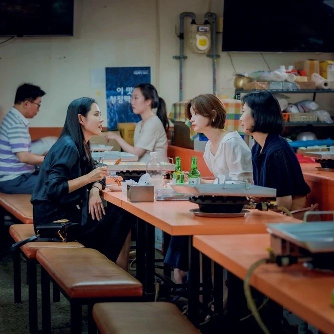드라마 주인공들이 술집에서 술을 마시는 모습