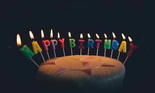 초에 불을 붙인 생일 케이크