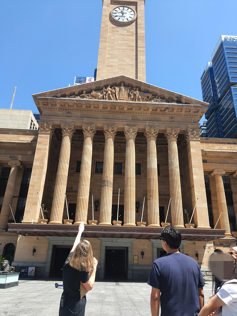 시티홀 투어 참여 설명 듣는 중1