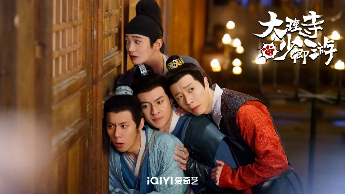 대리시소경유-4인 배우들-문에서 엿듣는 모습