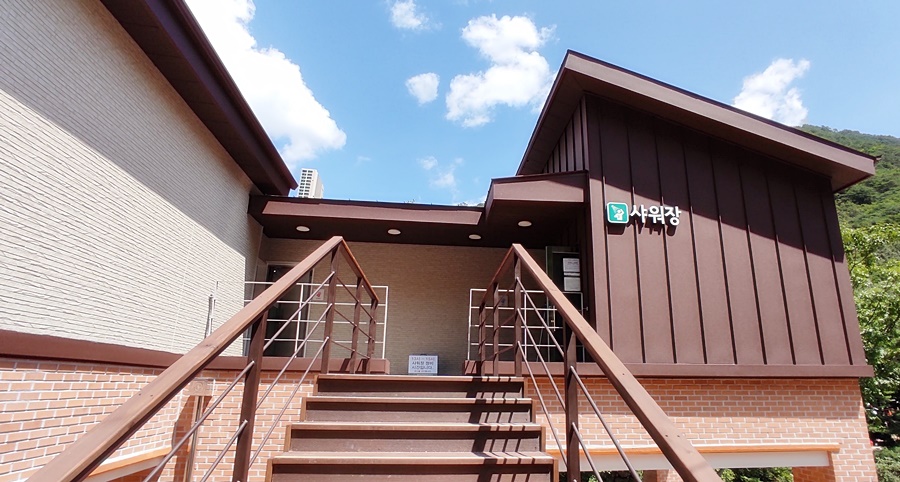 2층으로 올라가는계단