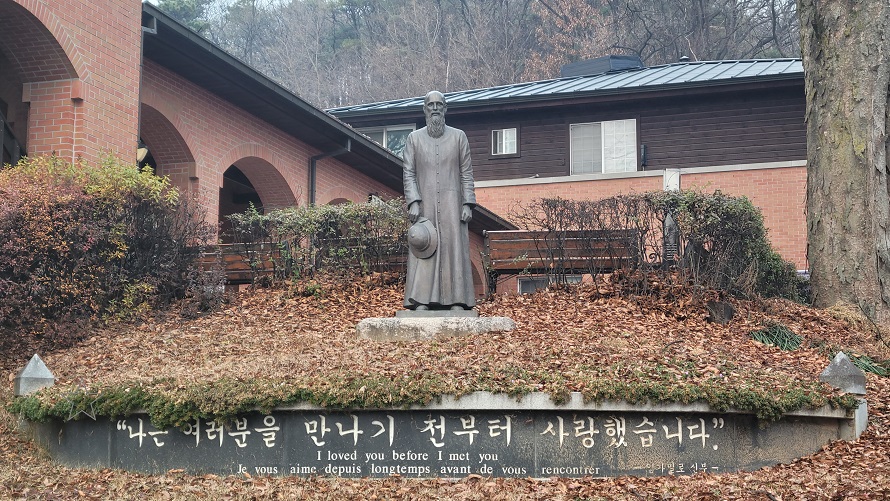 감곡성당에 있는 임 가밀로 신부님 동상 사진