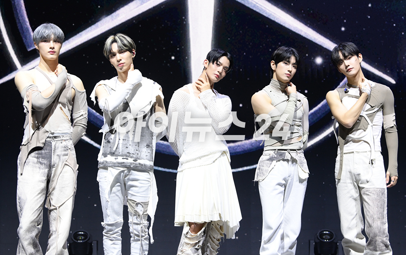 룹 CIX가 29일 오후 서울 연세대학교 백주년기념관에서 열린 CIX(씨아이엑스)의 여섯 번째 EP '오케이 에피소드 2: 아임 오케이'(OK Episode 2 : I'm OK) 발매 기념 쇼케이스에서 타이틀곡 '세이브 미, 킬 미' 무대를 선보이고 있다. [사진=정소희 기자]