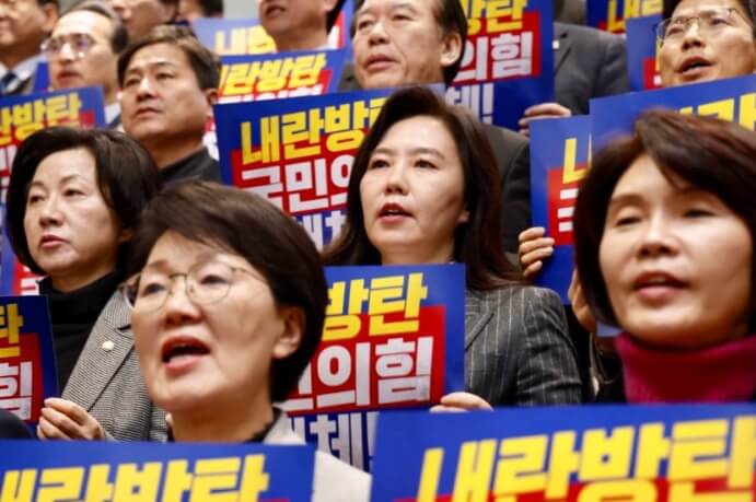강유정 국회의원 프로필