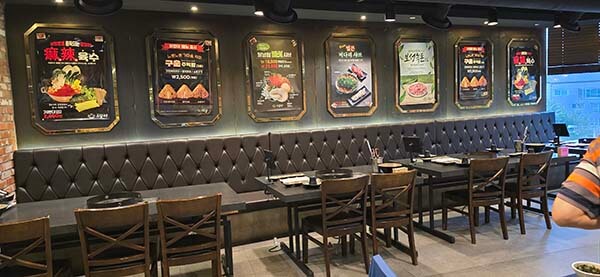 먹음직스런 벽면 메뉴판 디테일