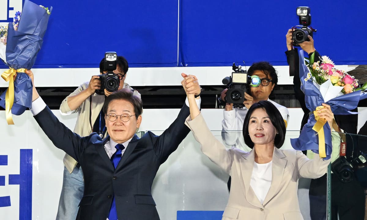 당선 확정 후 부인과 손을 들고 지지자들을 맞이하는 이재명