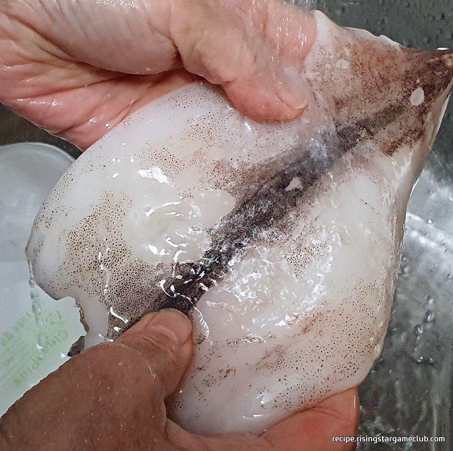 맛있는 오징어볶음을 만들기 위해 오징어를 흐르는 물에 잘 씻어주는 사진