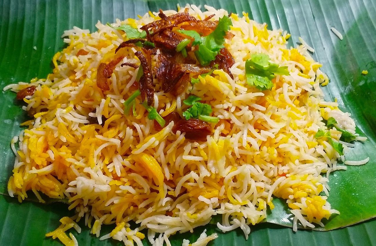브리야니 라이스 Nasi Briyani 의 노란색이 강황으로 색을 낸 것