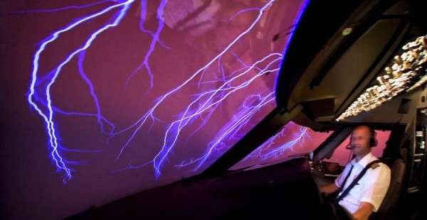 '구형 번개' vs '세인트 엘모의 불' 완벽 비교