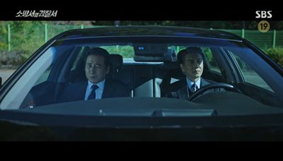 진호개가 마음대로 DNA 검사를 실시한 판사가 진호개 아버지를 차안에서 만나고 있는 장면