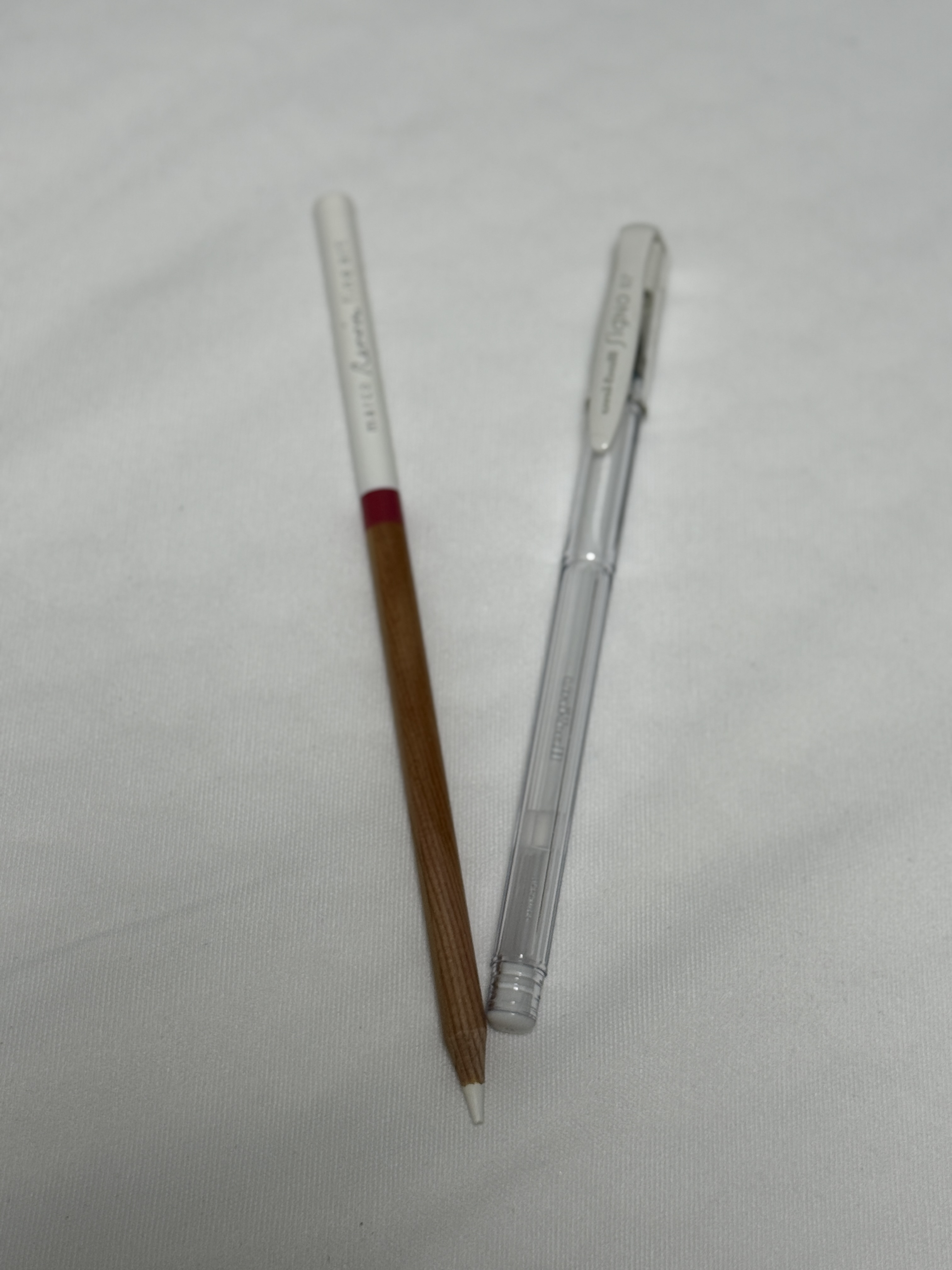 흰색연필과 흰 볼펜&amp;#44; 샤프와 샤프심