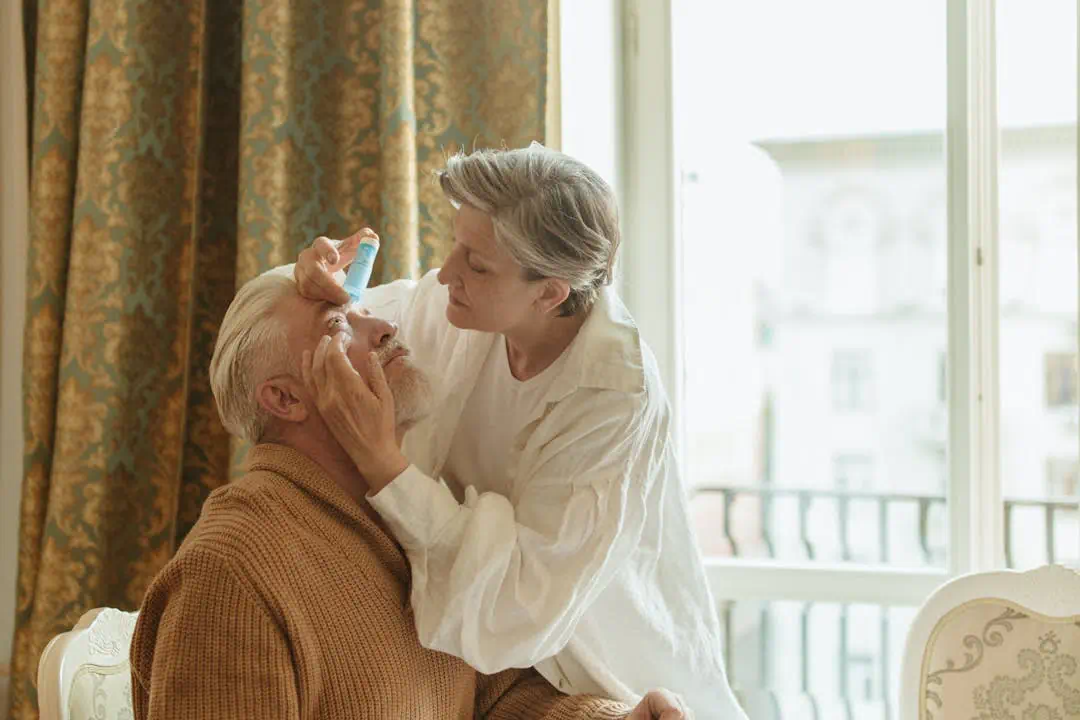 백내장 수술을 마치고 안약을 넣어주고 있는 모습