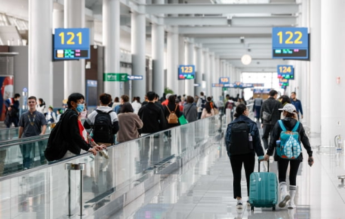 알트태그-여행객들로 붐비는 인천공항