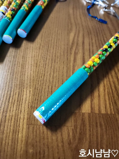 청테이프로 마감한 가위바위보 초콜릿 스틱 손잡이 완성 모습