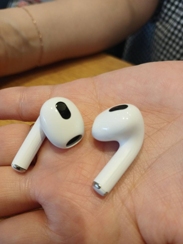 레드빈 이어폰 손에 올려놓다