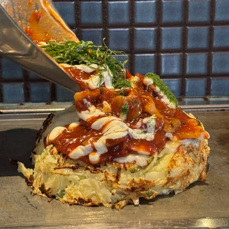 토아토 돼지고기 오코노미야끼 소스붓는 모습